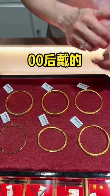 马姓经济学家说，科技发展到今天还用空调是耻辱。
这感觉就像，你家还用电表，他告诉