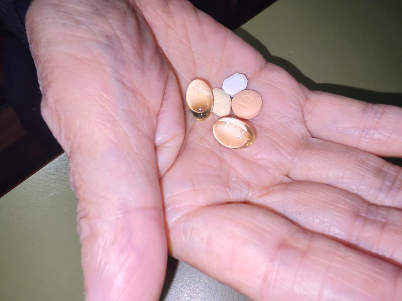 记得小时候住平房，邻里打架，经常听到最恶毒的一句咒骂就是：“你就留着钱老了买药吃