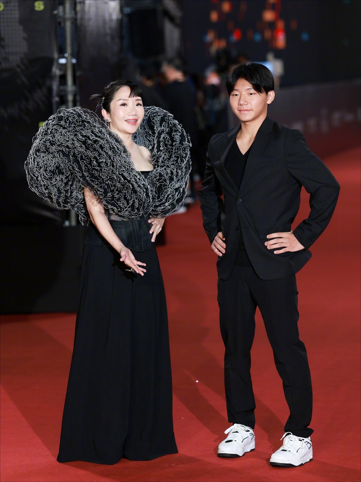 16 岁的儿子和妈妈长得一模一样！[偷笑]出席金钟奖 的陶晶莹 ，以《虎姑婆和他