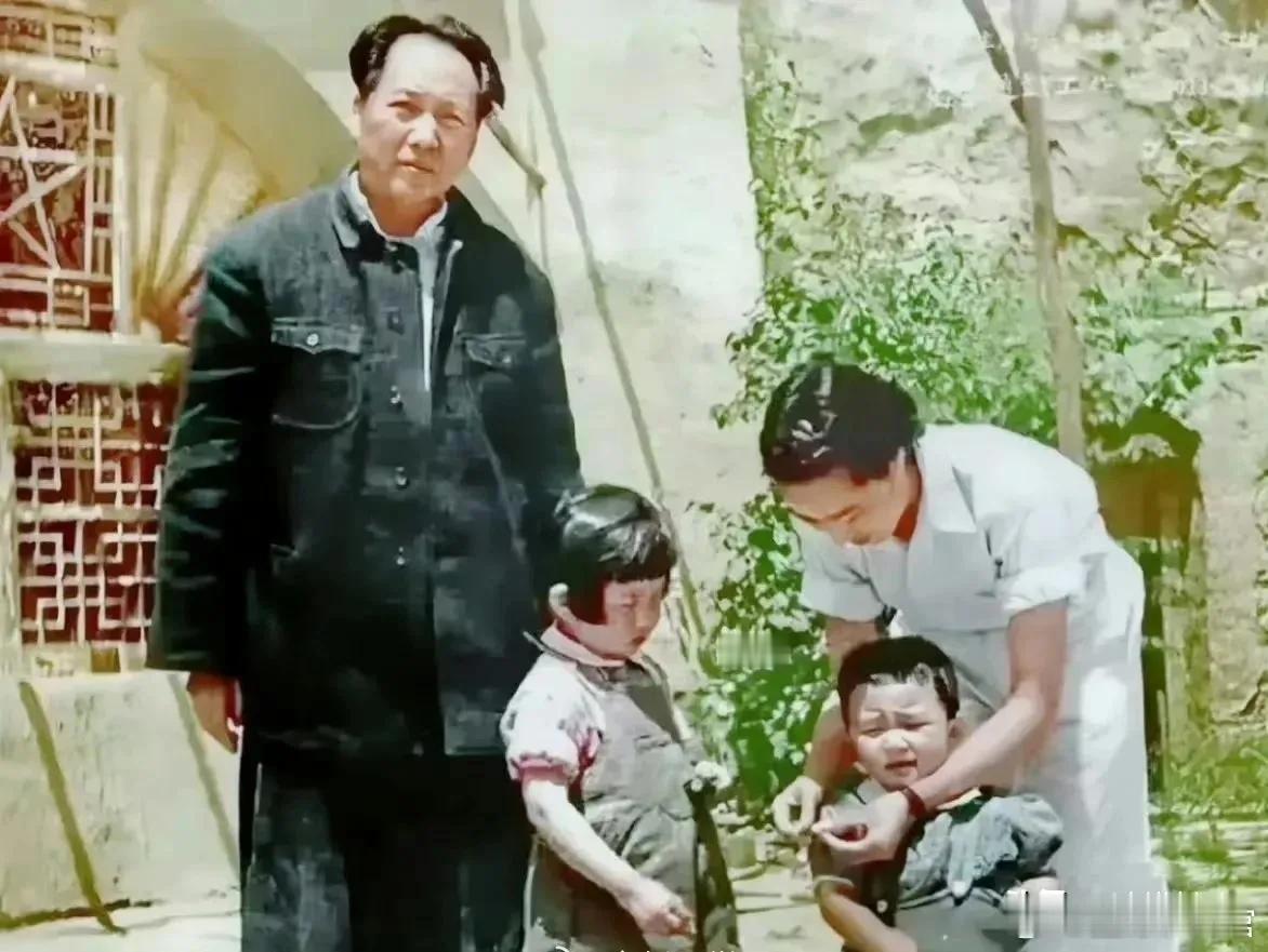 1946年的陕北延安，面对两个孩子的吵吵闹闹，主席也是一脸的无奈。