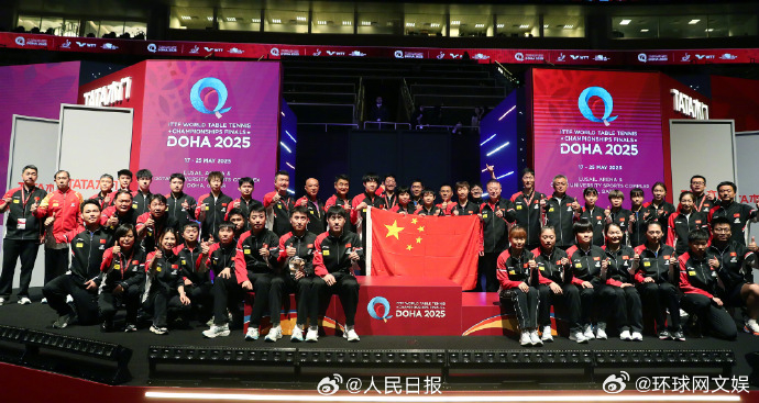 【骄傲收藏！#国乒围着五星红旗拍了张大合影#！转存】网友：#国乒大合影C位是五星