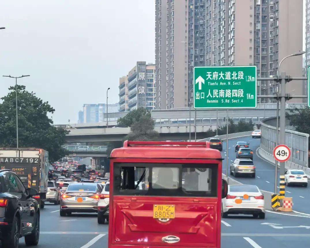 刚在人民南路瞧见辆火三轮，跑得还挺快。

这玩意儿，现在压根就不能进绕城里面。