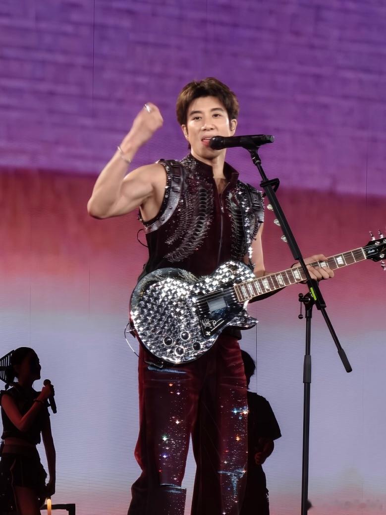 王力宏演唱会最严厉的父亲 奔赴现场，奔赴最好的地方！王力宏新巡演杭州首站惊艳全场