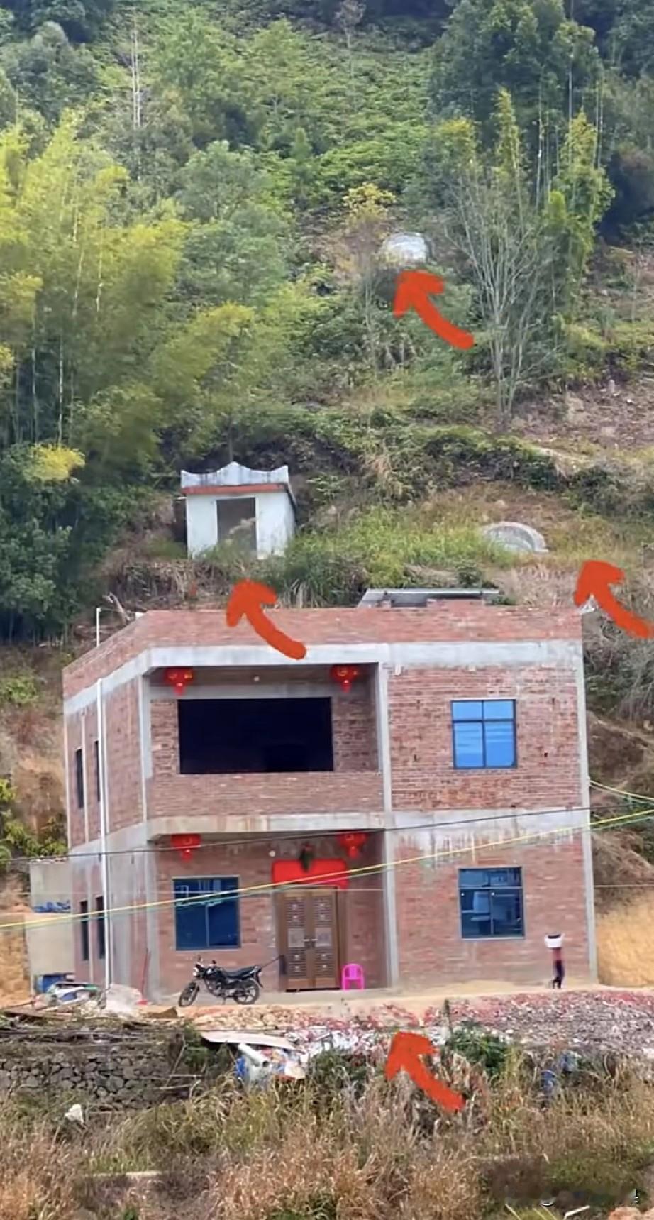 这户人家胆子真的大，居然在这个地方建新房子，他们是不是没有请风水师傅看地基？
正