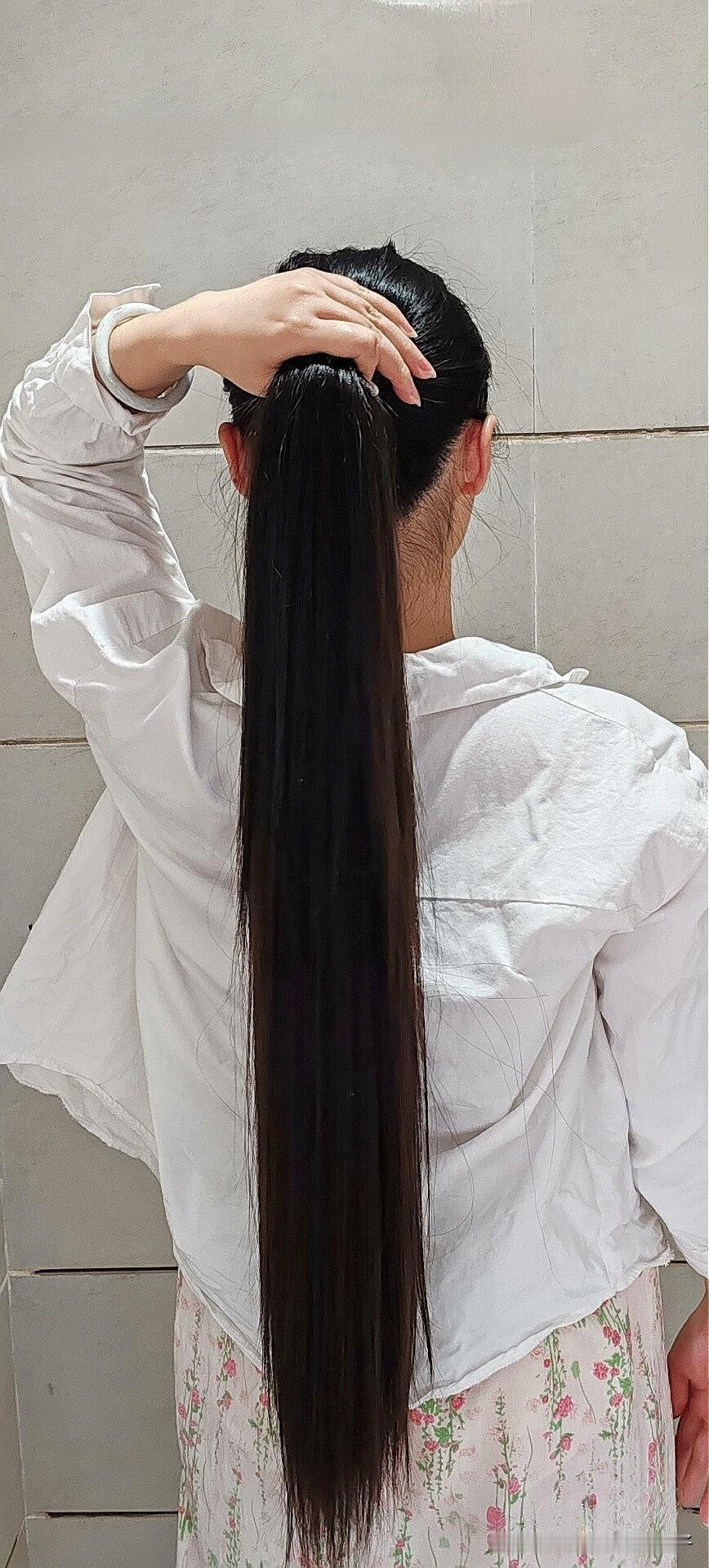 高马尾真是个神奇的存在。夏天扎个高马尾，清爽又显脸小，还能拯救油头，简直是“救星