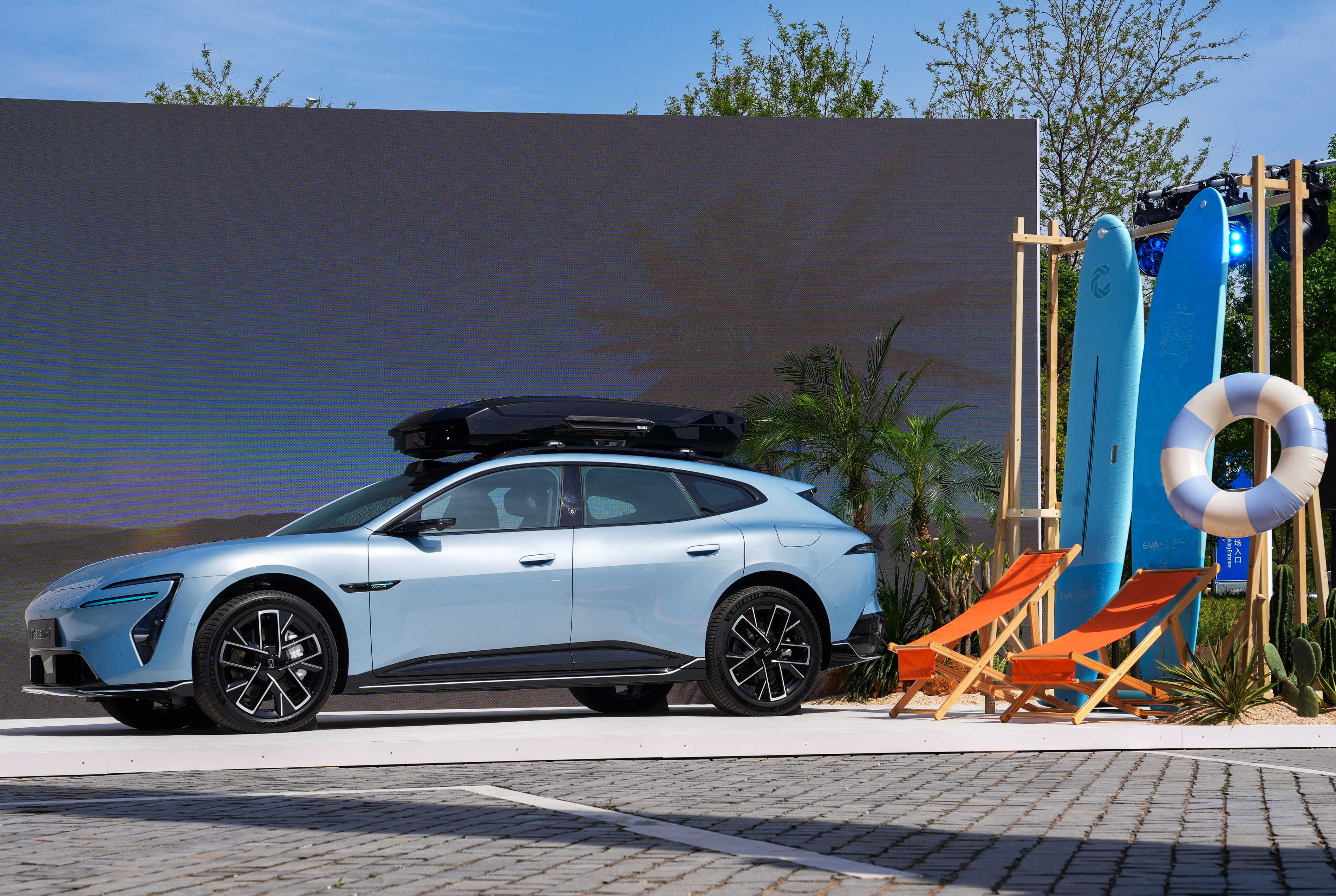 3.74秒，居然是一辆车21.99万元起后驱版本的零百，是不是很惊讶？但阿维塔0