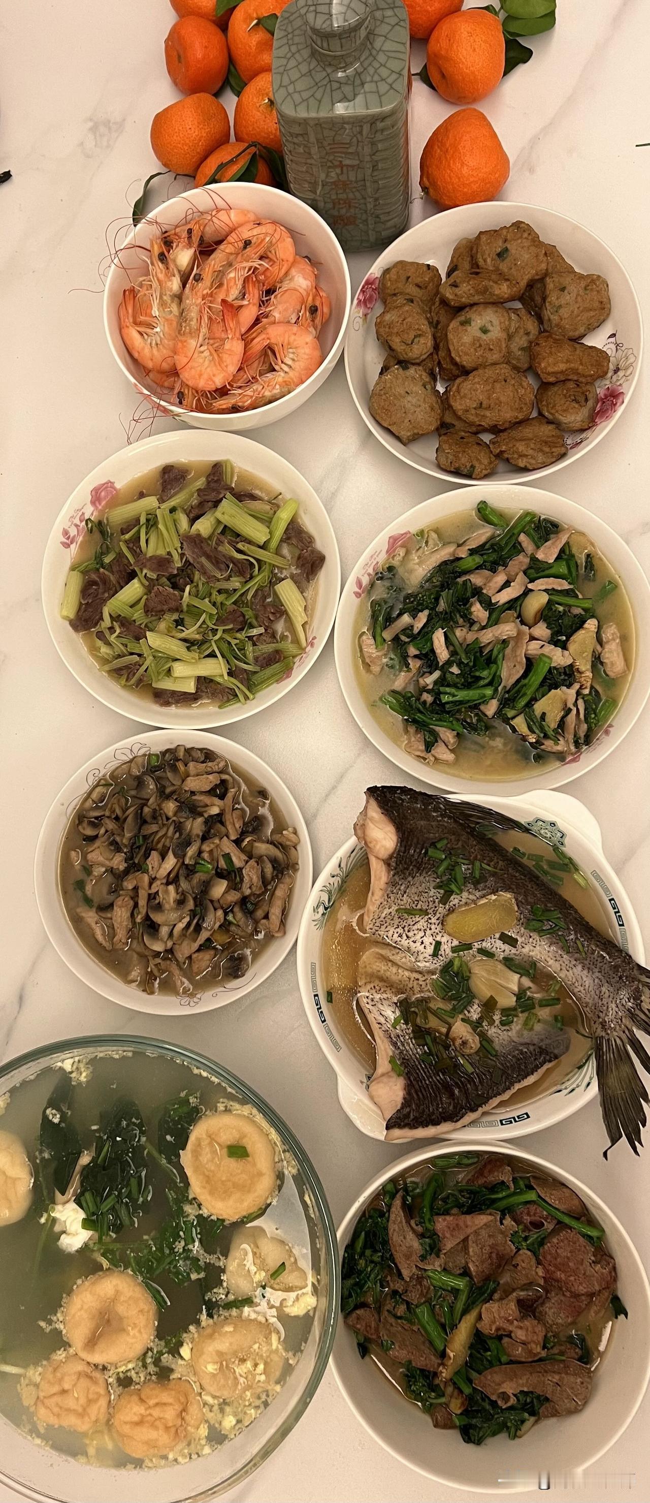 除夕，白天继续看刑事案卷，下午去菜场买菜，晚上自己动手做了八个菜，小酌一杯，犒劳