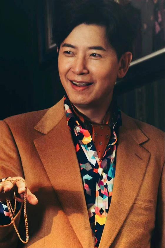 演员，戴军说，拍摄繁华，对我来说就是镀金，心情忐忑地来到剧组，本来说的是扮演一个