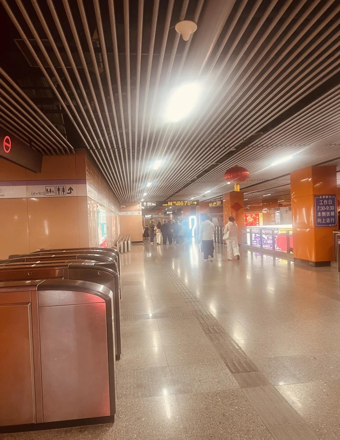 南京东路站五六七号口改造了
厕所被圈进计费区域了我的春运实况 留下地铁站 留下地