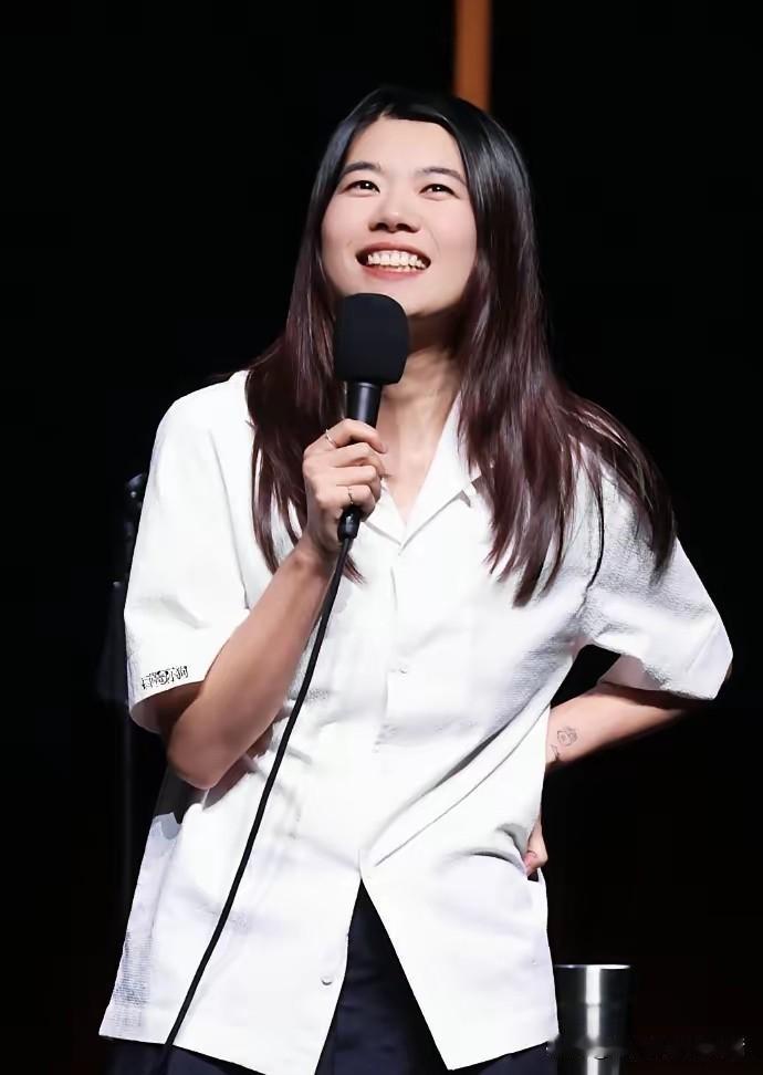 戴军说，现在杨笠一般的时候住在清迈，有工作的时候才回到国内，房子是戴军帮找的，两