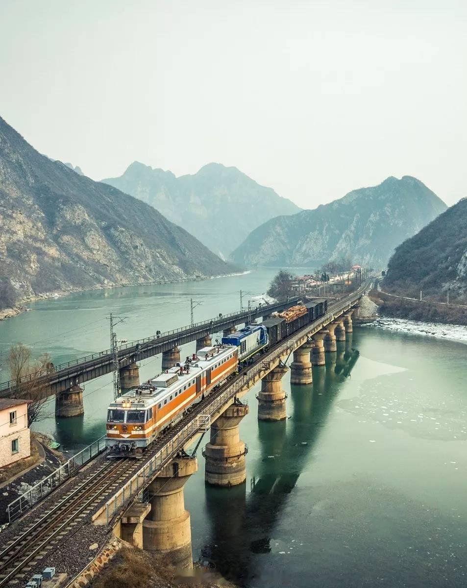 铁路,早安 生活从来都不会辜负谁，觉得丧的时候就要让自己忙起来。早安~ 