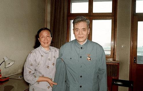 2024年6月25日，邓稼先百年诞辰。人群散后，儿子邓志平独自立在父亲铜像前，看