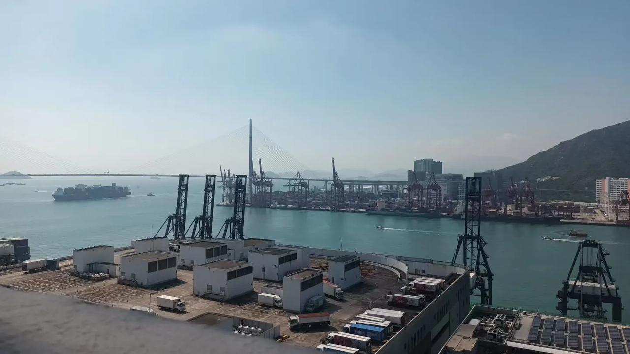 香港能有今天，天然得天独厚的海港及地处广袤神州大地南大门地理位置为首要条件，英国