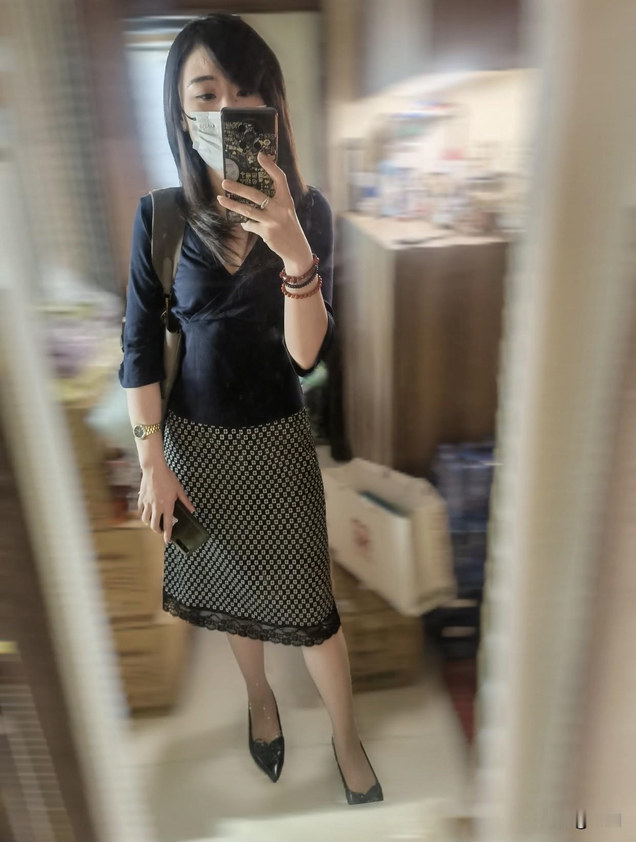 每日搭配分享·时尚穿搭春夏季节，温柔系穿搭也很绝。不管通勤还是约会，选对搭配，黄
