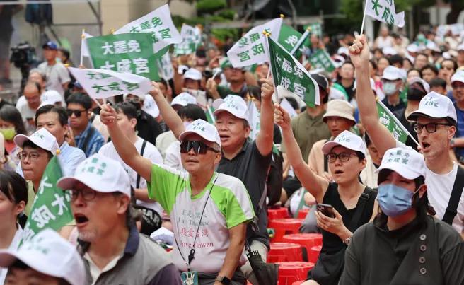 726大罢免以民进党全数落败收场，党内一度陷入低气压。面对罢团批评「不够力挺」，