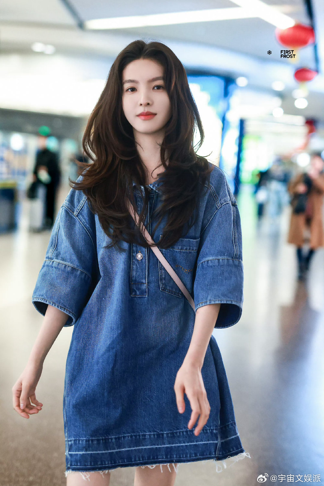 章若楠到啦章若楠巴黎到啦牛仔裙配棒球帽，章若楠抵达巴黎，随性又时髦，期待她的时装