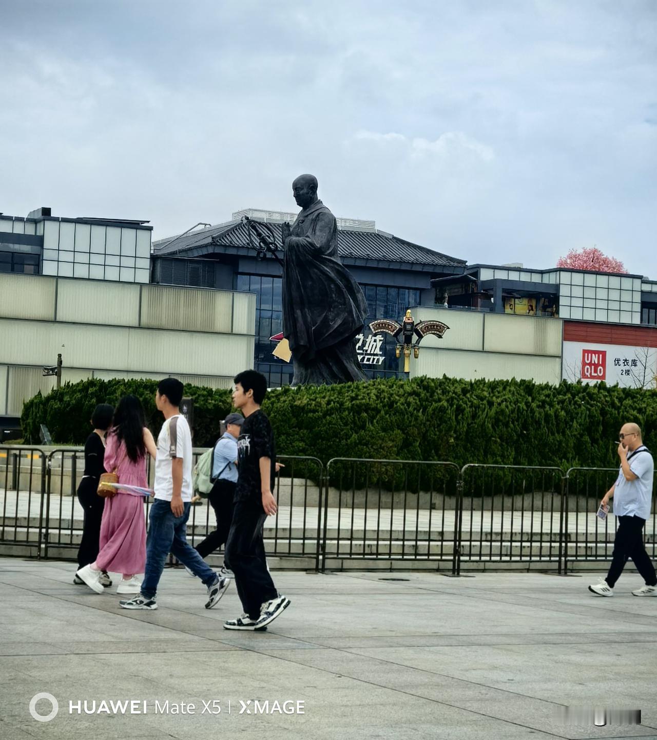 逛逛街，大唐慈恩寺红墙外，玄奘像广场，游客们也在逛街，你瞧瞧，热闹！

照相的，