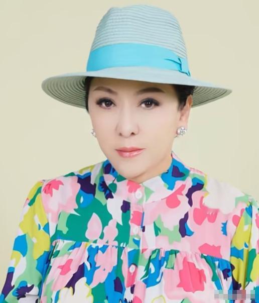 主持人问向太:"你给孙子孙女买衣服是不是都特别贵？" 向太摆摆手:"不贵，一件都