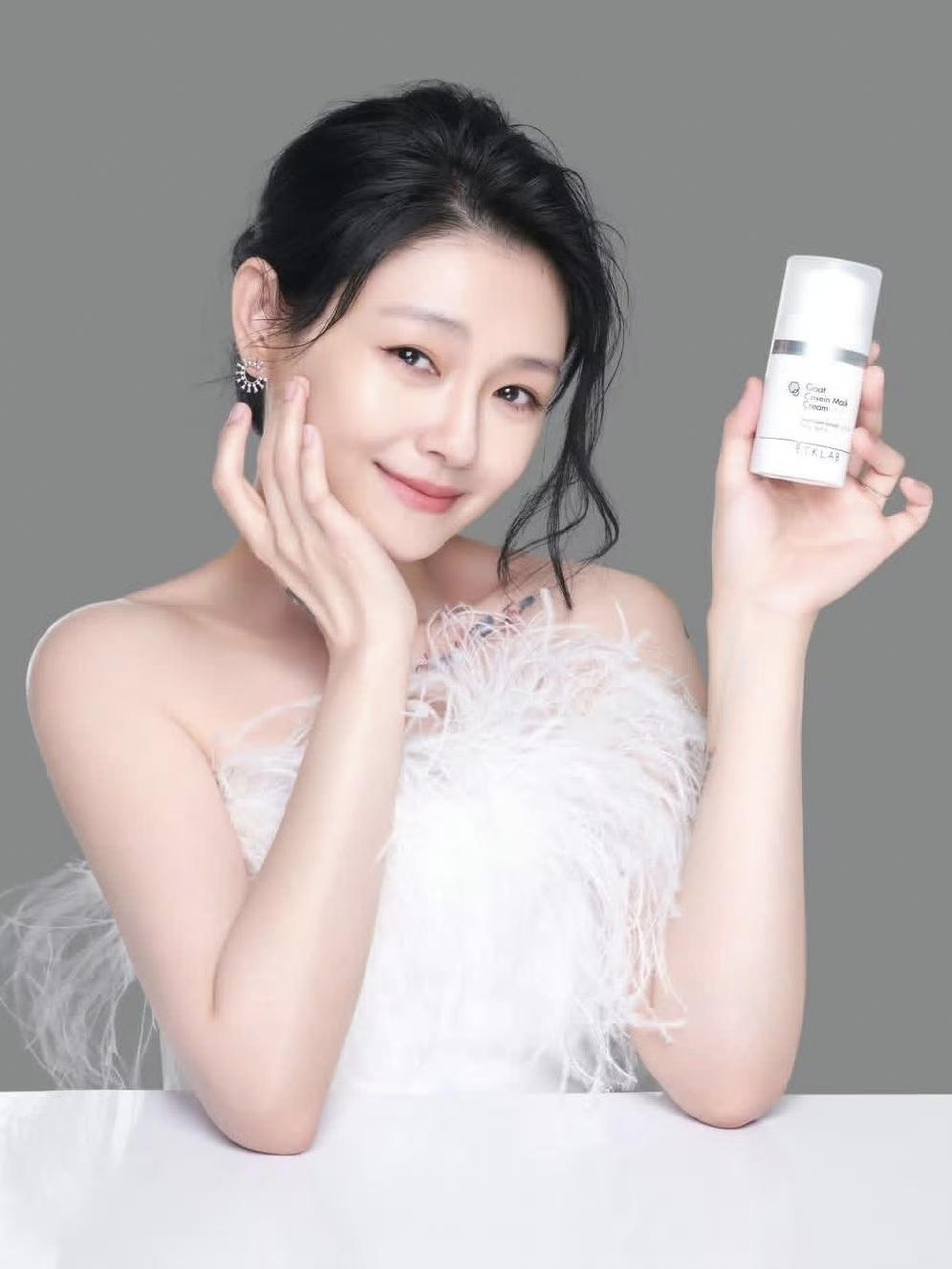 品牌未下架大S广告引质疑，小S这样回应!

大S去世后，生前代言的某品牌，还在用