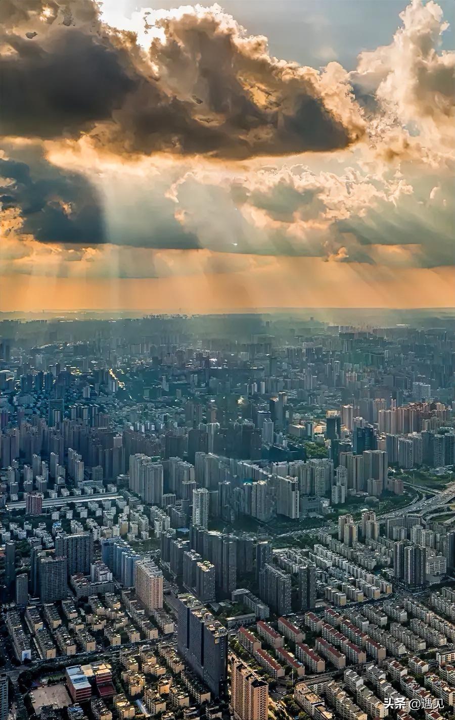 房价越降越没人买！
救楼市救的是信心，救的是人们对未来的预期！
现在不是房子多了