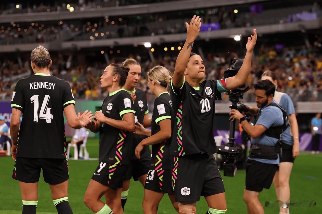 女足亚洲杯半决赛：中国1-2澳大利亚止步四强 张琳艳点射破门 彭诗梦出击失误致丢