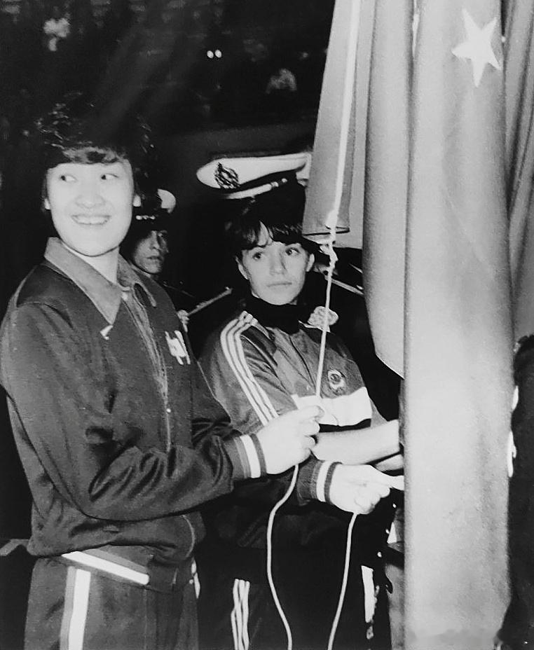 1983年8月6日，第九届女篮世锦赛铜牌战，首次参赛的中国队71比63击败亚洲老