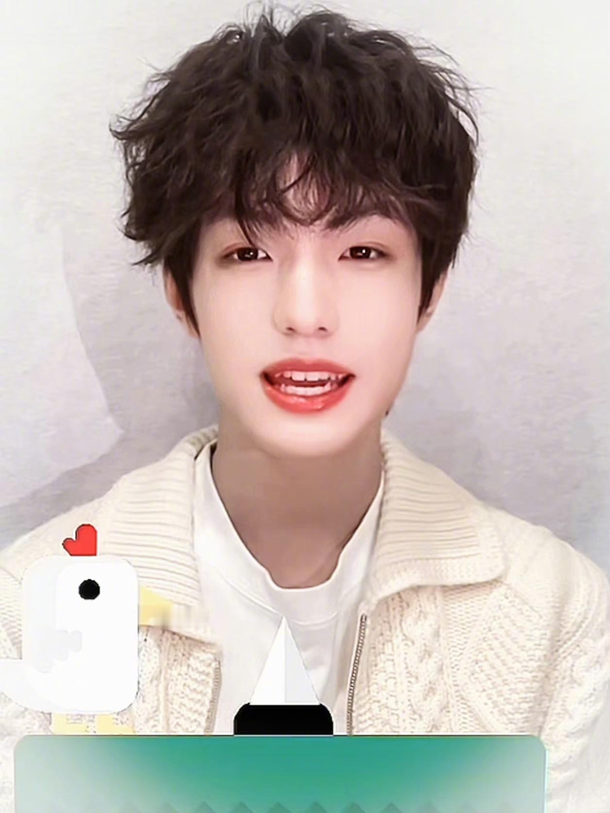 #张泽禹玩尖叫小鸡#哦~喔！太可爱了吧🥰奶白奶白的外套更显纯真又无邪 ​​​