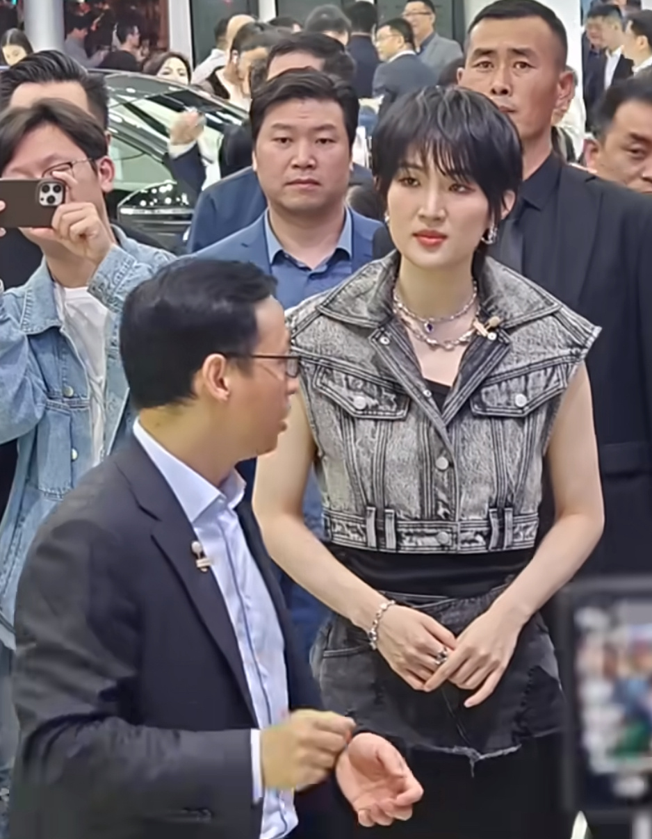 姚安娜公主驾到真人版 华为二公主姚安娜上海活动生图鲨疯了！自曝是时尚艺术狂热粉，