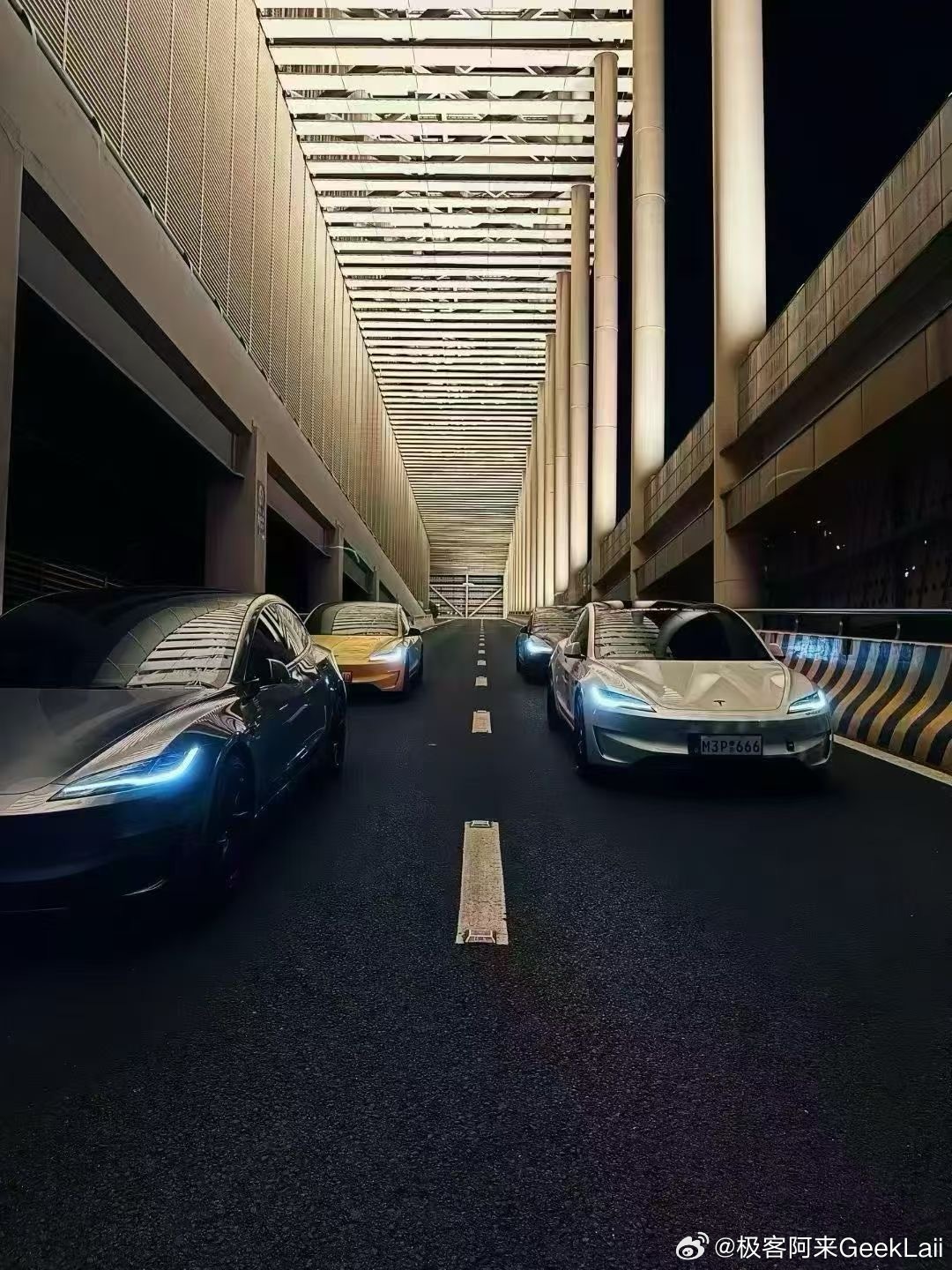 焕新3的前后尾灯设计的一点不糊弄简单凌厉的线条显得整车的感觉特别凶狠焕新3的原创