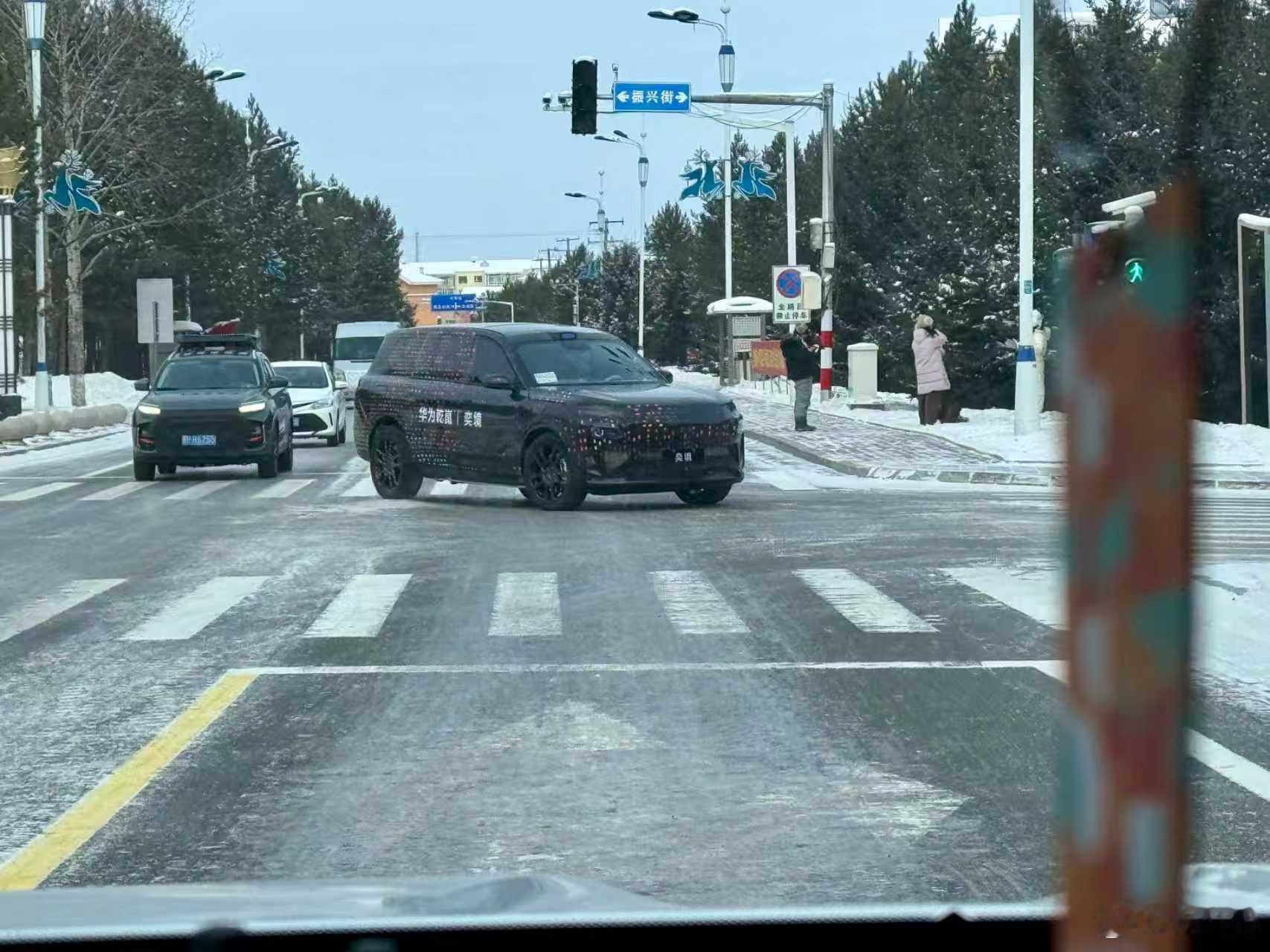 华为乾崑奕境全尺寸SUV伪装车曝光 一组奕境的全尺寸SUV伪装车的谍照，结合早先