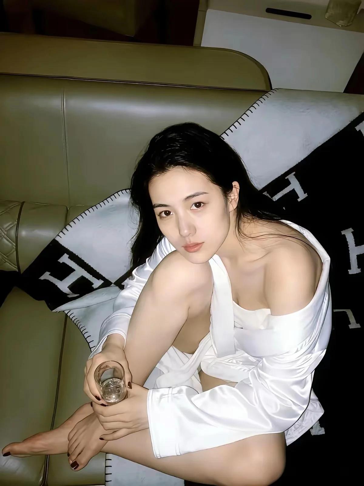 终有一天，你会咽下所有的脾气，磨平一身棱角，笑着面对曾讨厌的人和事，变成一个不动