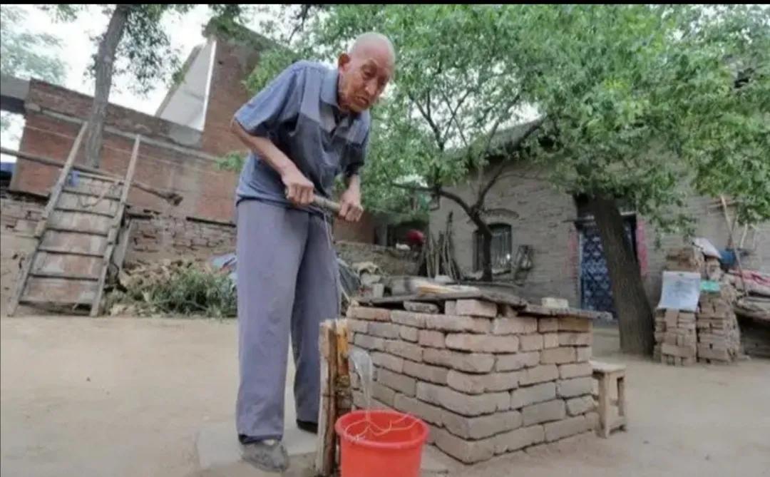 有一位拾荒老人，他的遭遇，激起层层令人揪心又震撼的涟漪。老人辛苦积攒的 1.8 