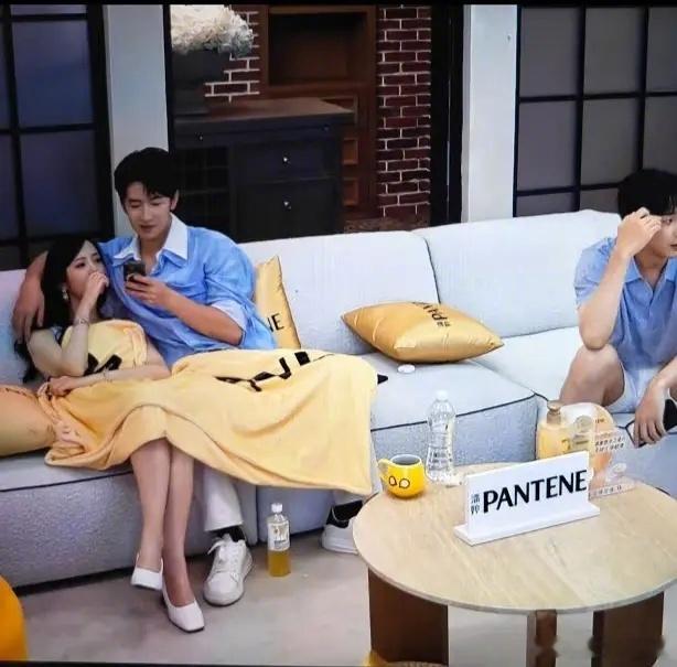 原来还有这个角度的啊，那之前在解释啥...明明亲都亲了，还多此一举解释这是抱枕在