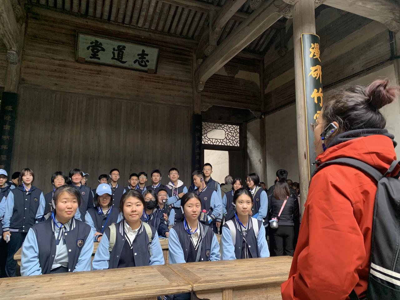 济南天山实验学校研学安徽行之五宏村欣赏徽派建筑 白墙黑瓦凝神韵