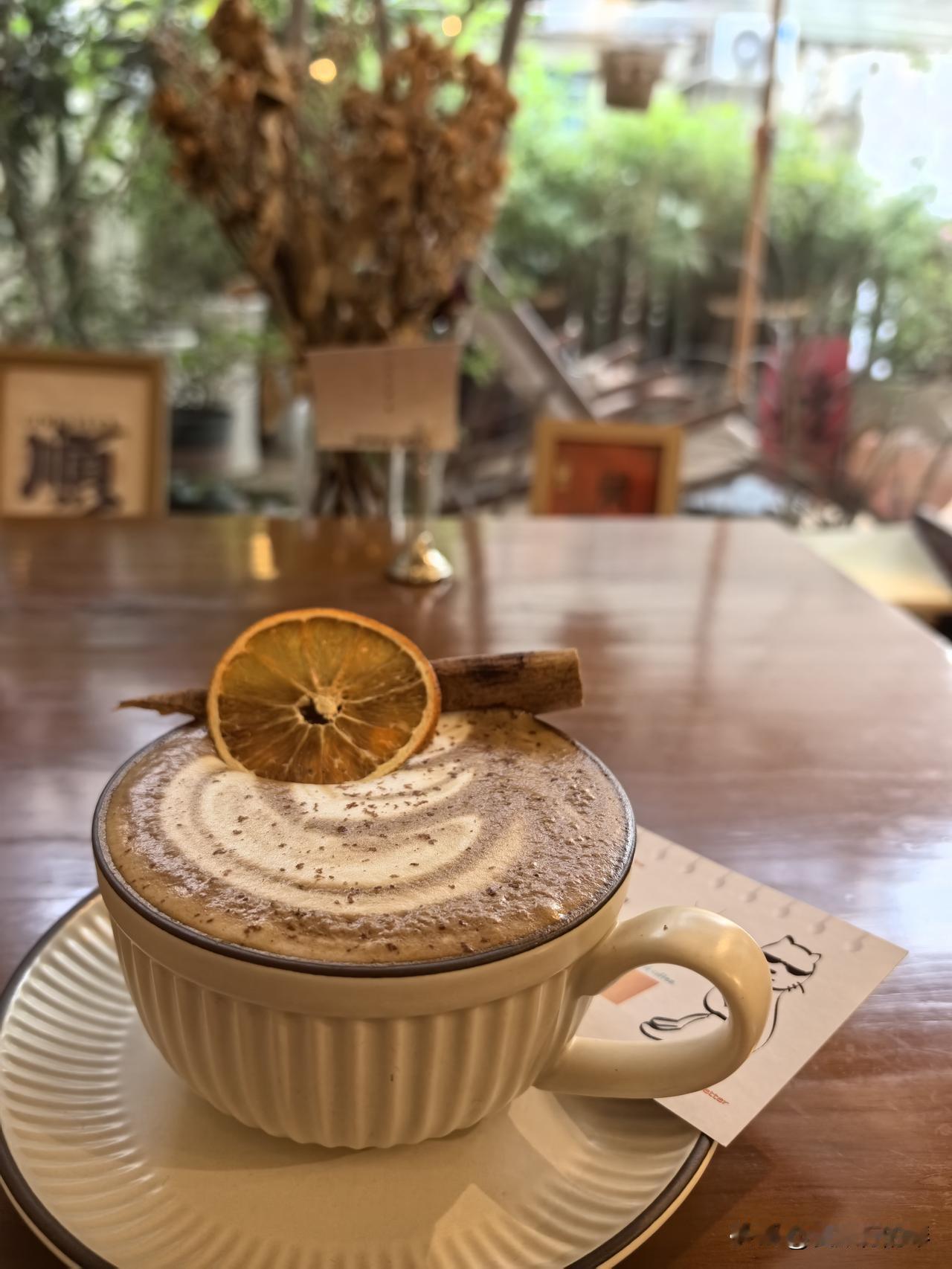 在惠州闹市区发现一家宝藏咖啡☕小店，出门就是河南岸花边岭广场，门外吵闹门内安静，