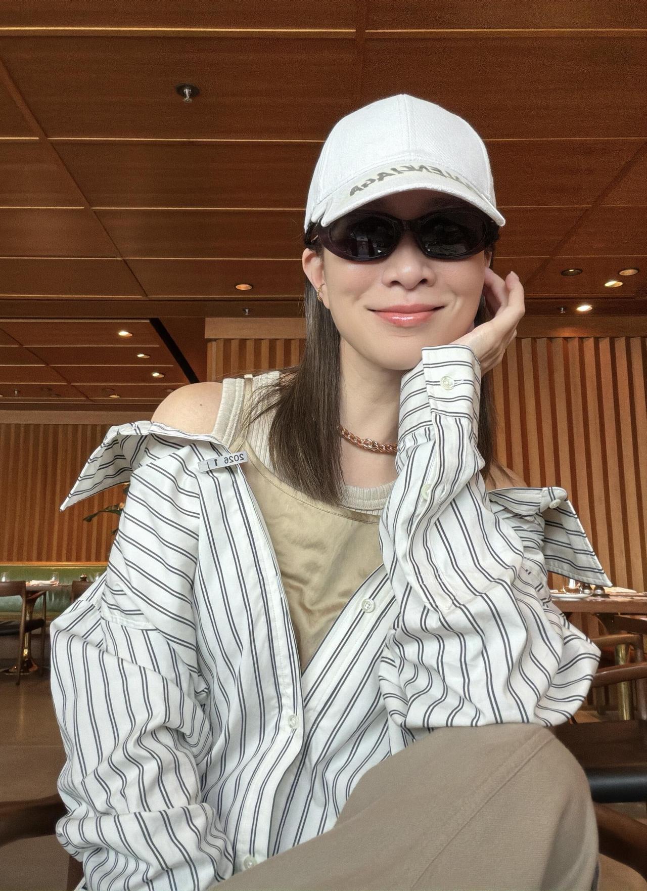 佘诗曼晒自拍，穿衣搭配超松弛！
宽松条纹衬衫随性滑落肩头，打造慵懒露肩层次感，内
