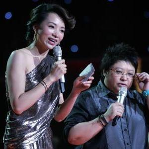 董璇与韩红同台，一个打扮时尚得体，一个打扮简单大方。她们都是自信女子，有才有财之