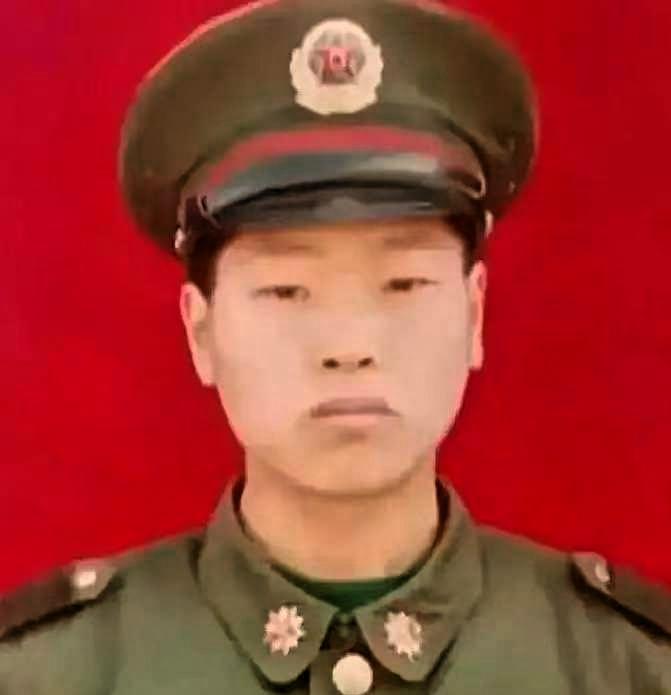 1995年，退伍老兵等不来安置，南下蹬三轮23年，47岁在镇政府散步，竟在公告栏