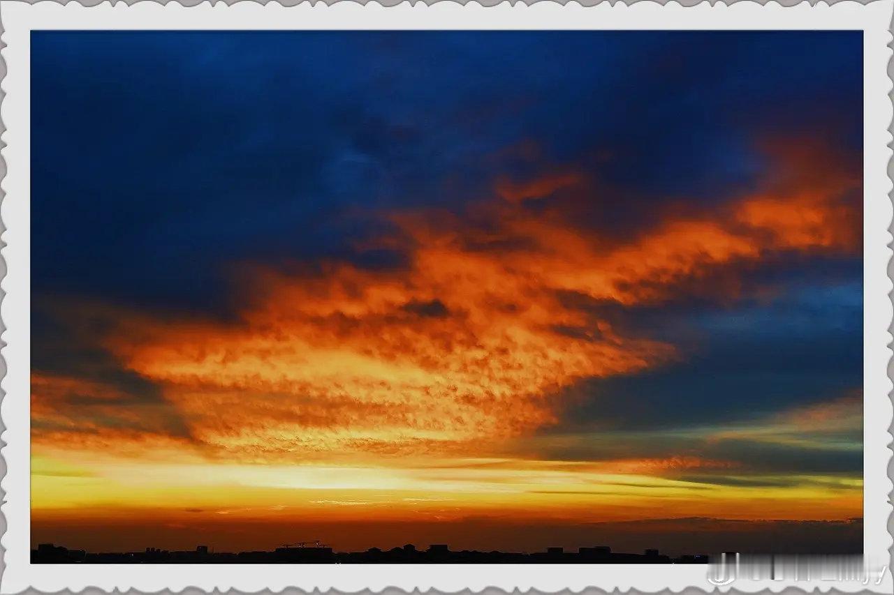早安 落日与晚霞古诗文落日熔金，暮云合璧。——李清照夕阳无限好，只是近黄昏。——