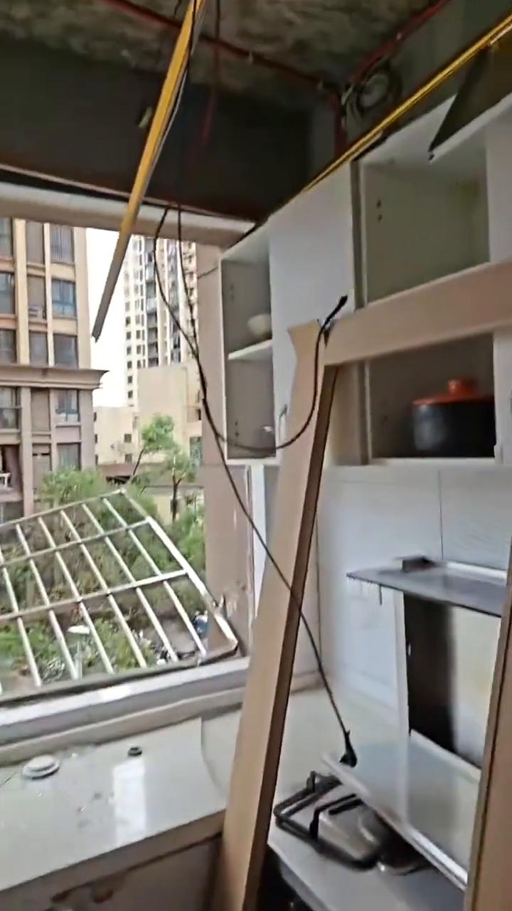 龙卷风太厉害了，把阳台全部卷没了。沙发是后来捡回来的，这是厨房，这个地方是原来的