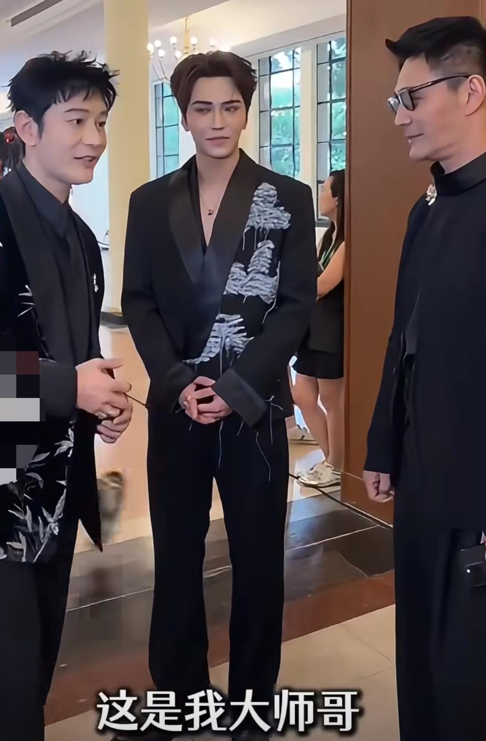 黄晓明瞿颖化身迷弟迷妹！邵子恒震惊：原来我爸当年这么顶流。
哈哈哈，这场面太搞笑