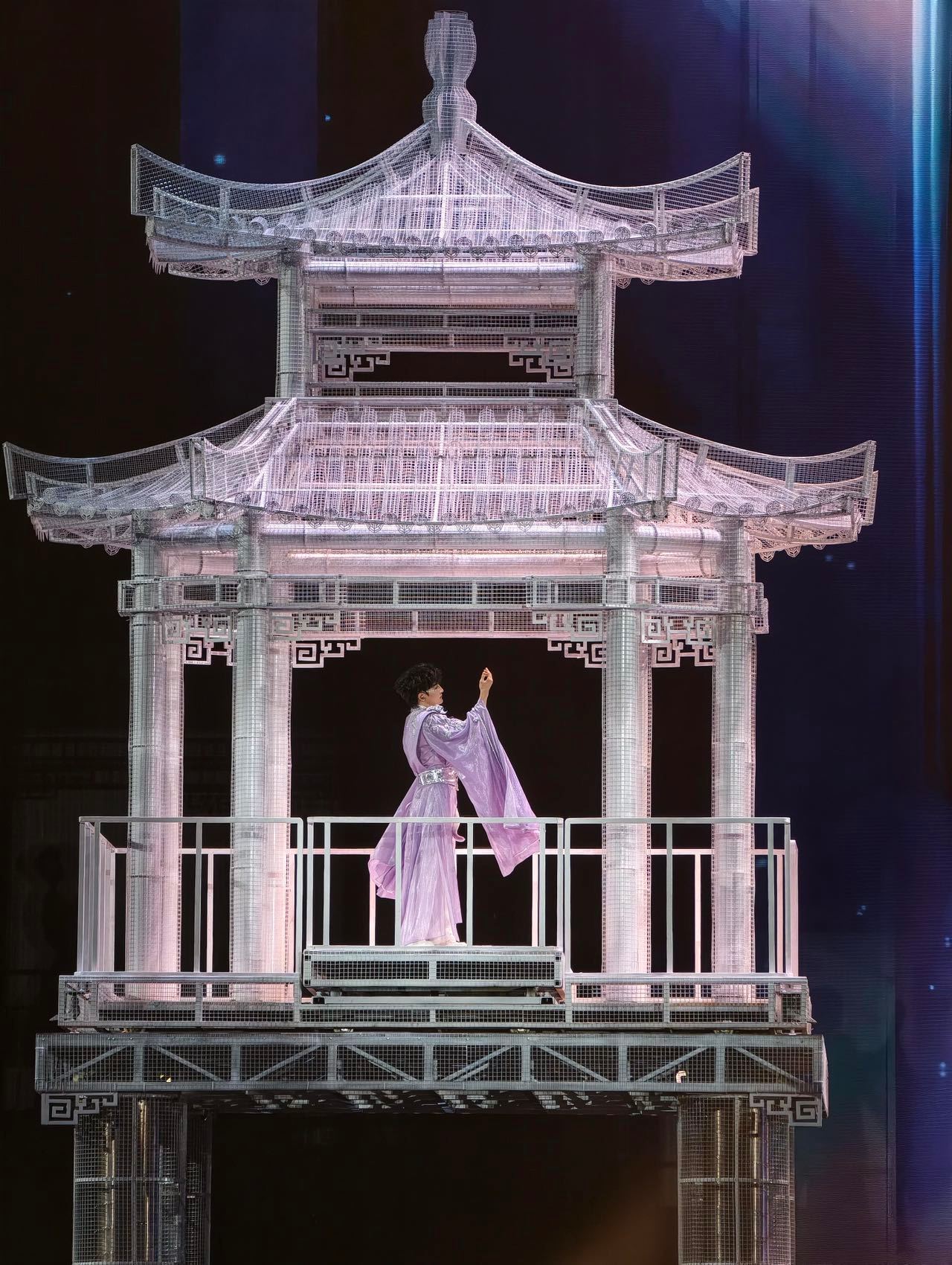 周深不能低头皇冠会掉周深扶皇冠的样子好忙周深贵阳演唱会戴皇冠的最大挑战不是唱高音