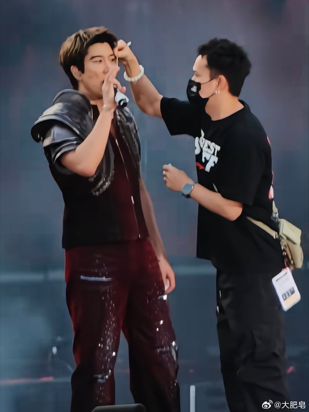 王力宏缝了39针 演唱会上摔了一跤，把脸划伤，耳软骨撞碎，耳廓有撕裂情况。这种伤