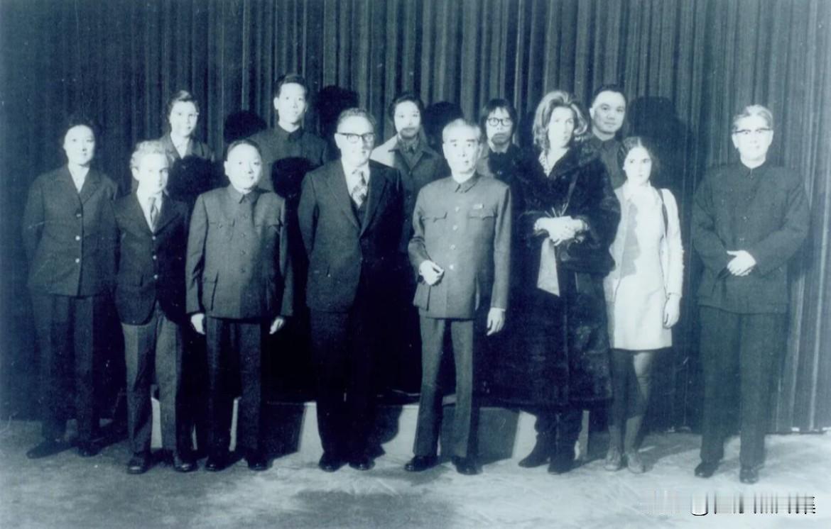 1974年11月25日下午，在北京医院，周恩来总理在重病缠身的情况下，坚持会见了