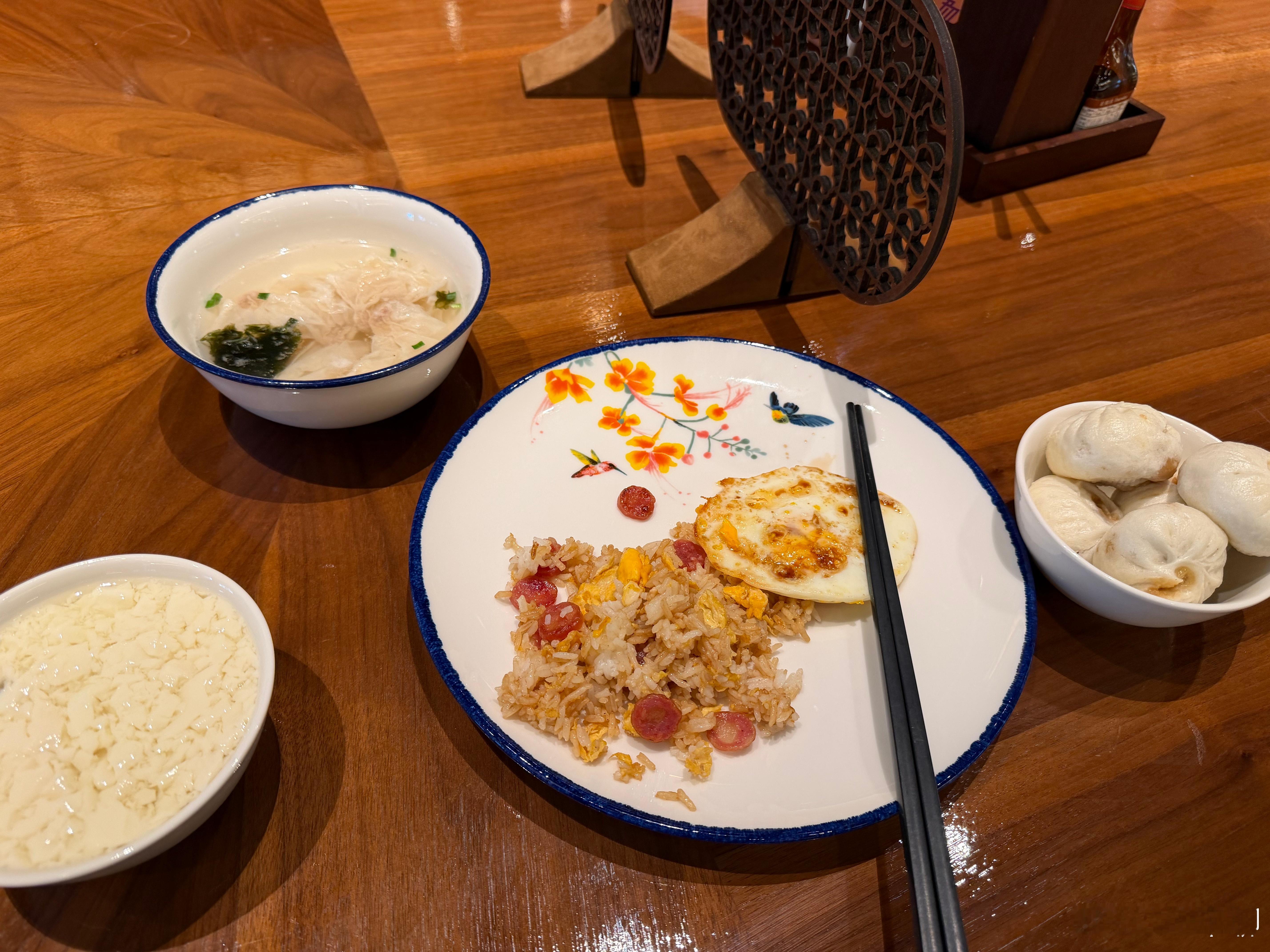 上海的啥玩意都是甜的。包子是甜的，香肠是甜的，水饺都是甜的，感觉连煎蛋，上面撒的