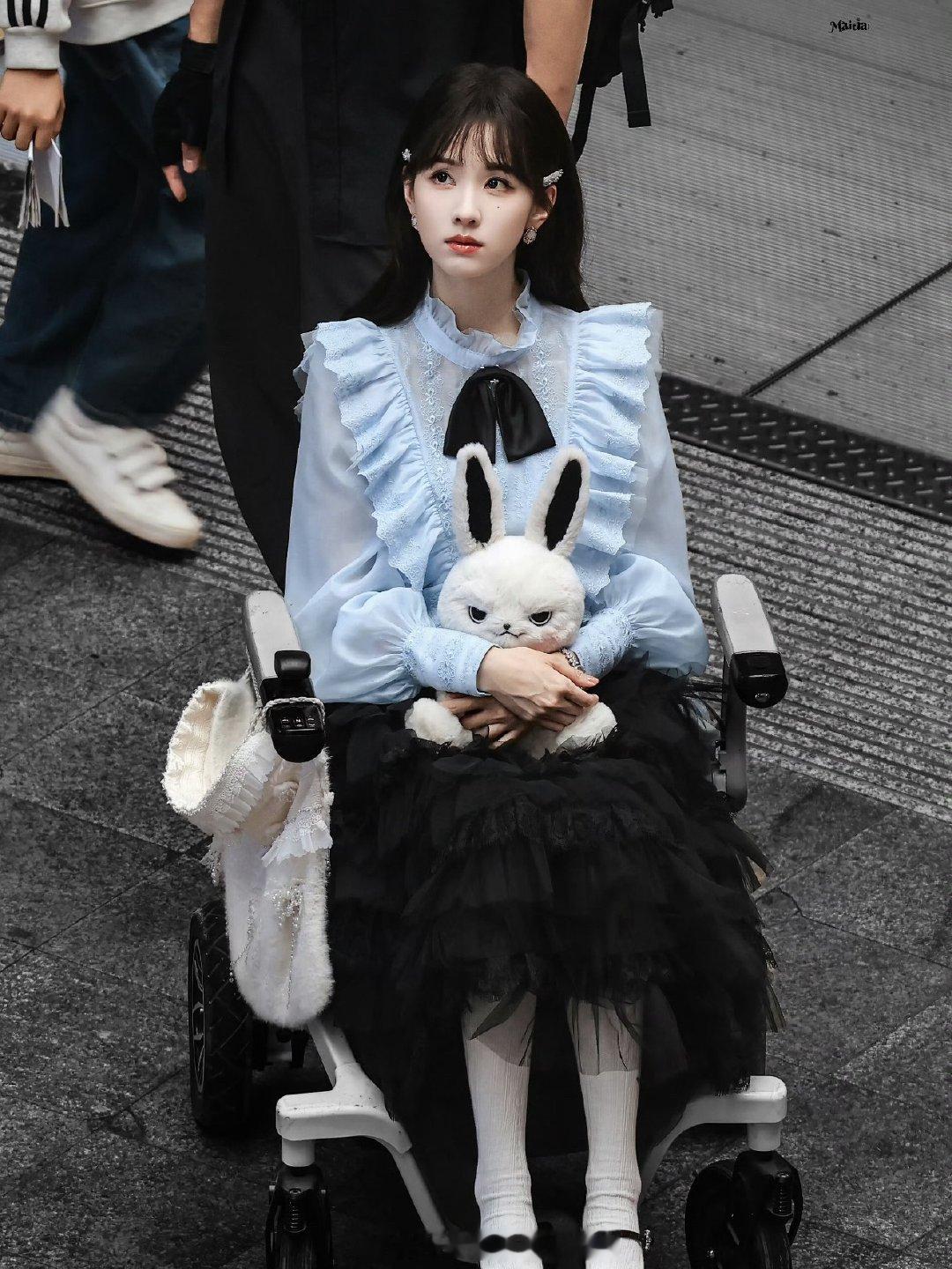 陈都灵玩偶杀青请客喝奶茶陈都灵玩偶白幼薇杀青 哇塞了啊，不得不说，陈都灵白幼薇也