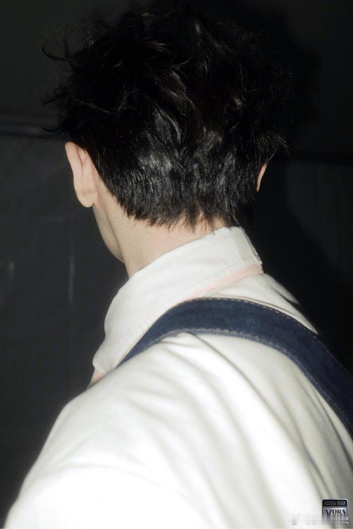 尤长靖抵达长沙备战歌手谁懂啊，终于能在歌手舞台上听尤长靖全开麦唱歌了，想想就很期