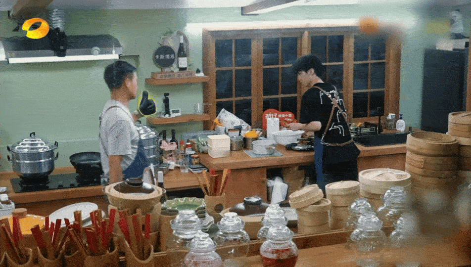 王俊凯主动承担打烊工作王俊凯安抚林大厨 王俊凯共情力在线！察觉林大厨情绪低落，主