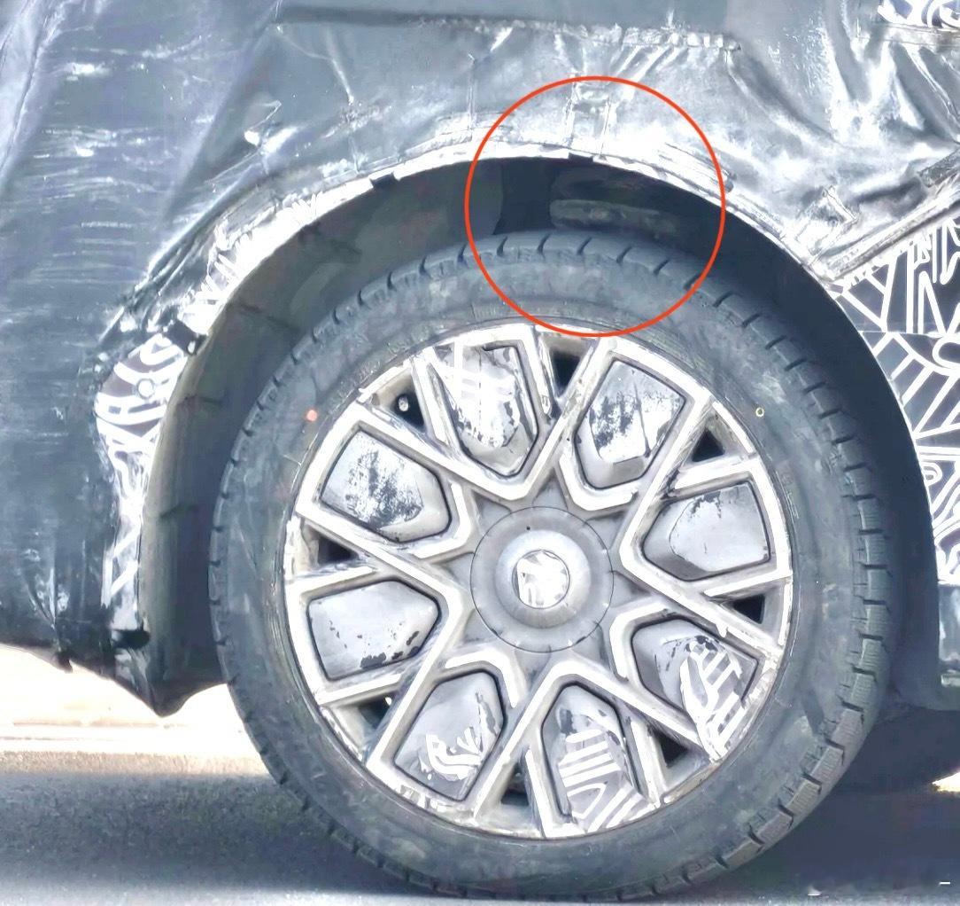 终于拍清楚了！小米增程SUV其中的一款。前轮拱内的确没看到tall knuckl