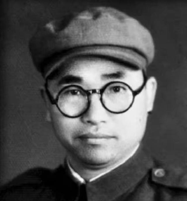 1939年，八路军炮兵团长左叶盛怒之下，抬手就对着特派员扣了扳机，事后被押往延安